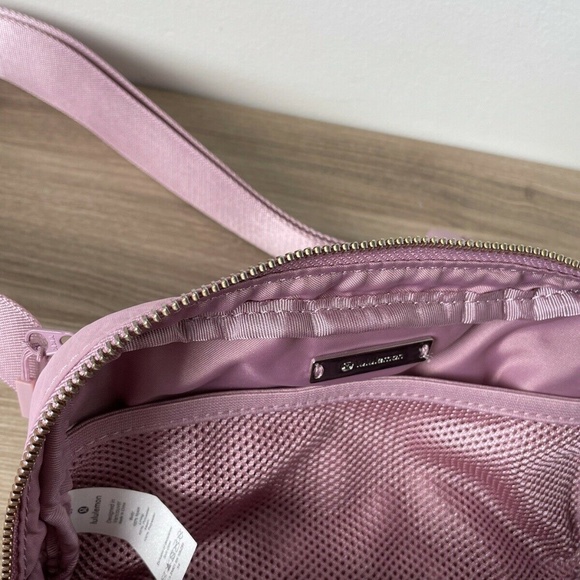 Lululemon Everywhere Belt Bag 1L Pink Taupe New - Picture 5 of 8